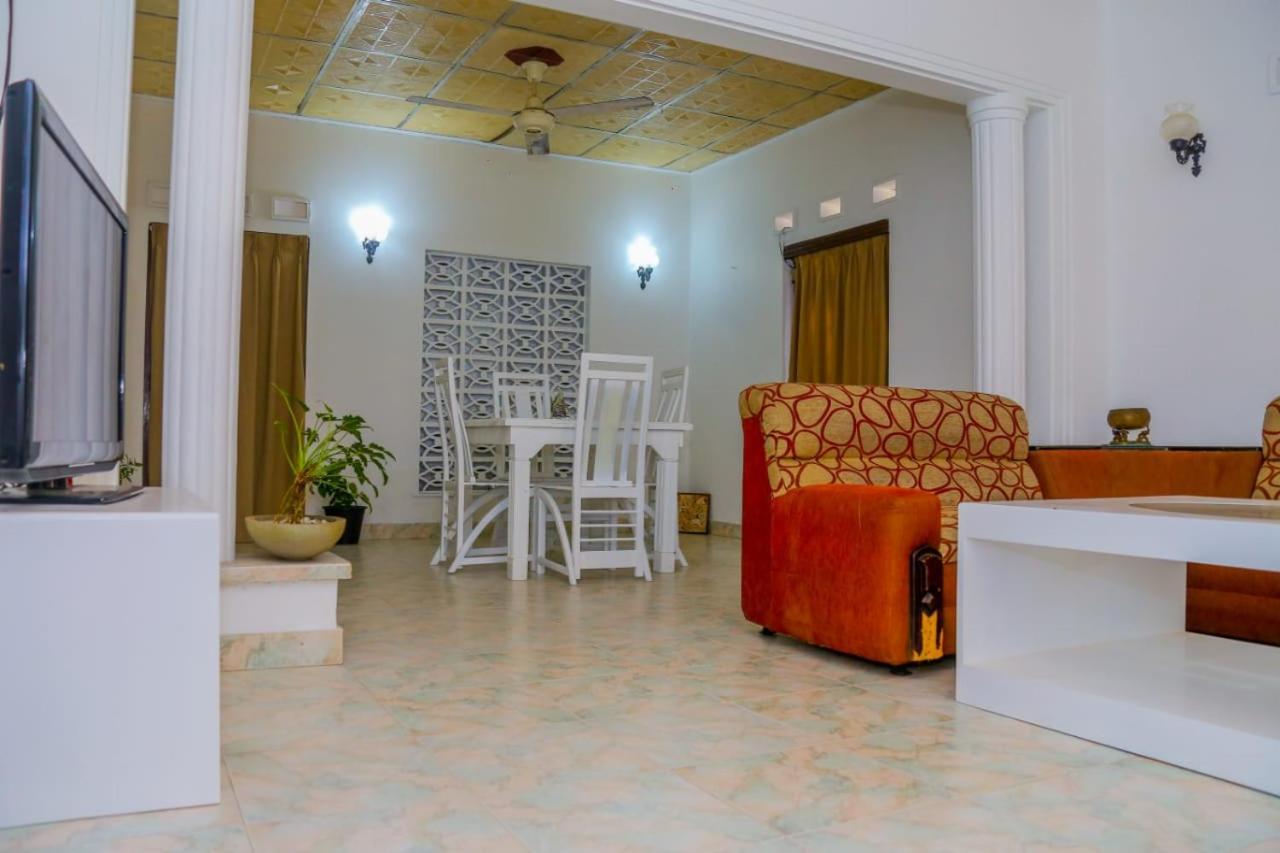 Niwahana Transit City Hotel Katunayaka Buitenkant foto