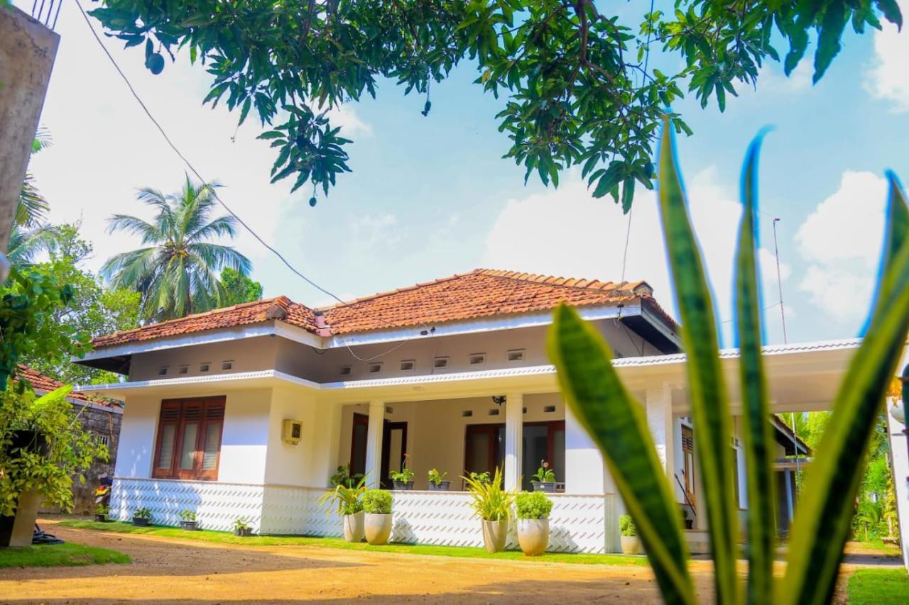 Niwahana Transit City Hotel Katunayaka Buitenkant foto