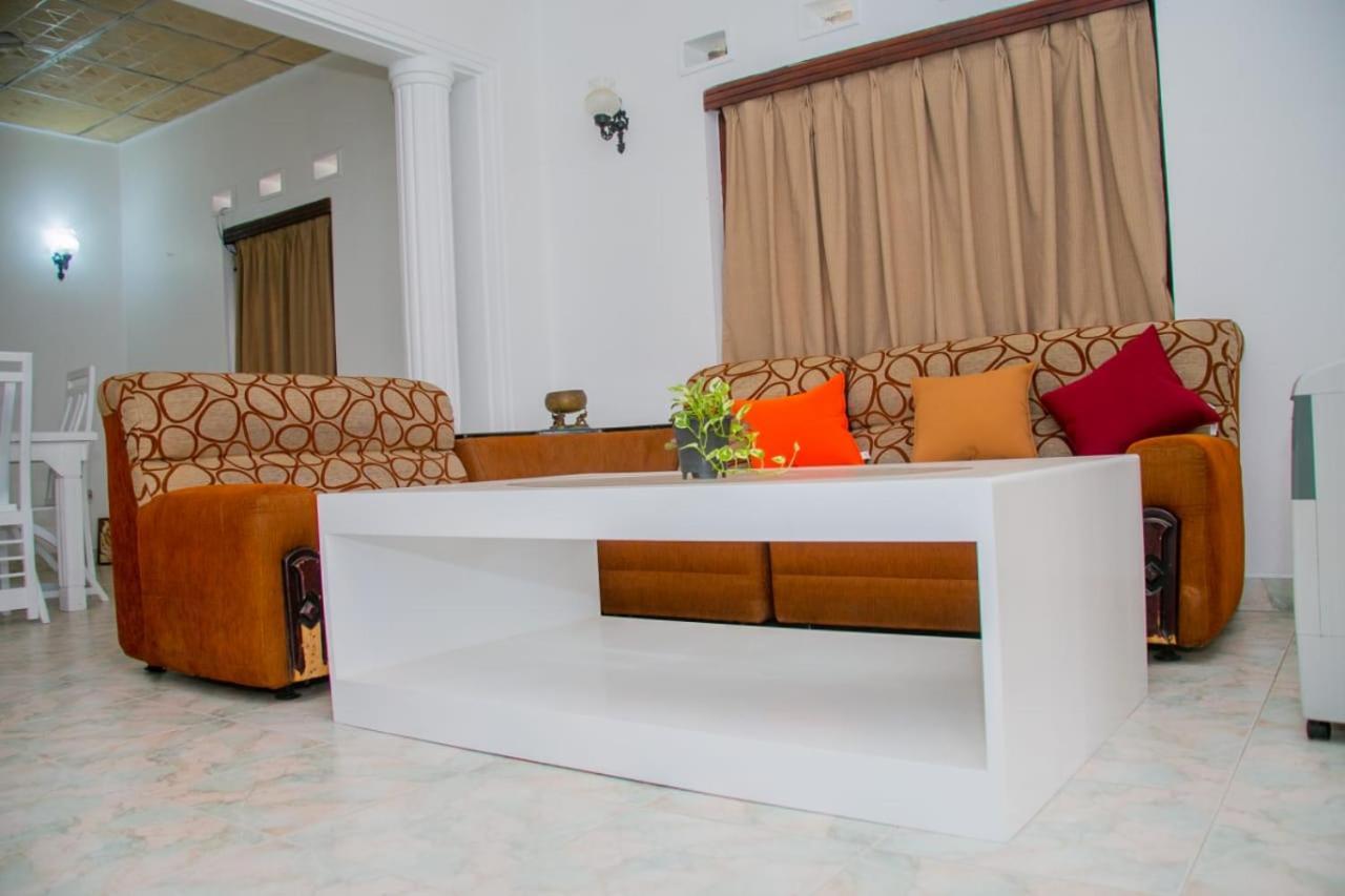 Niwahana Transit City Hotel Katunayaka Buitenkant foto