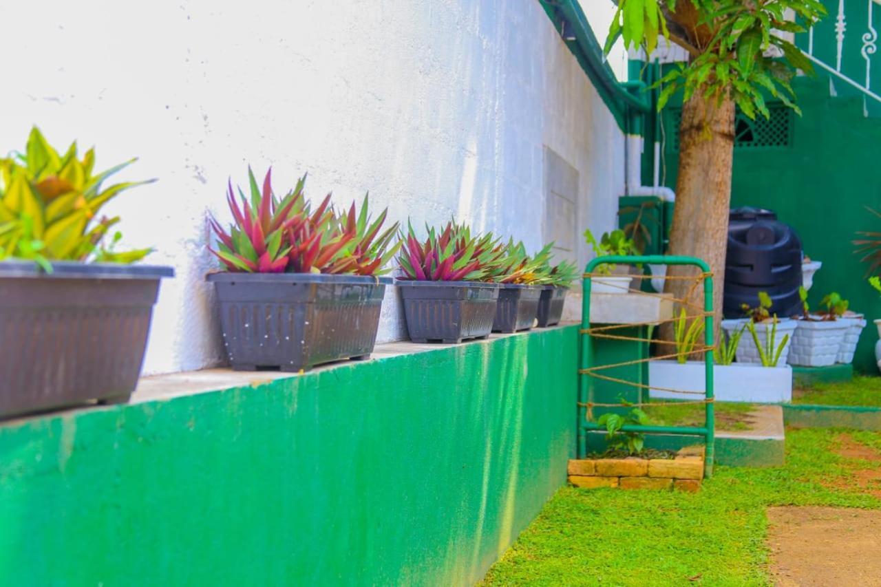 Niwahana Transit City Hotel Katunayaka Buitenkant foto
