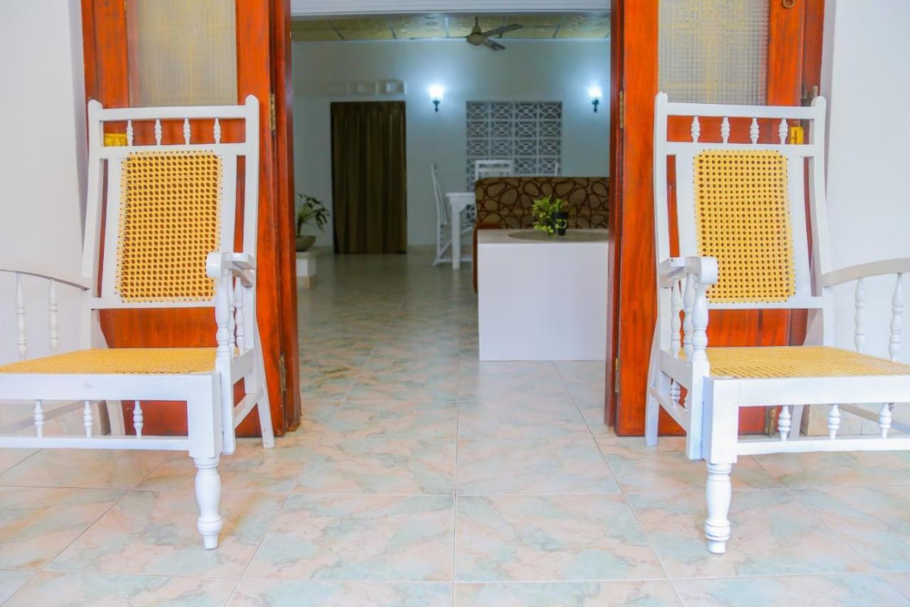 Niwahana Transit City Hotel Katunayaka Buitenkant foto