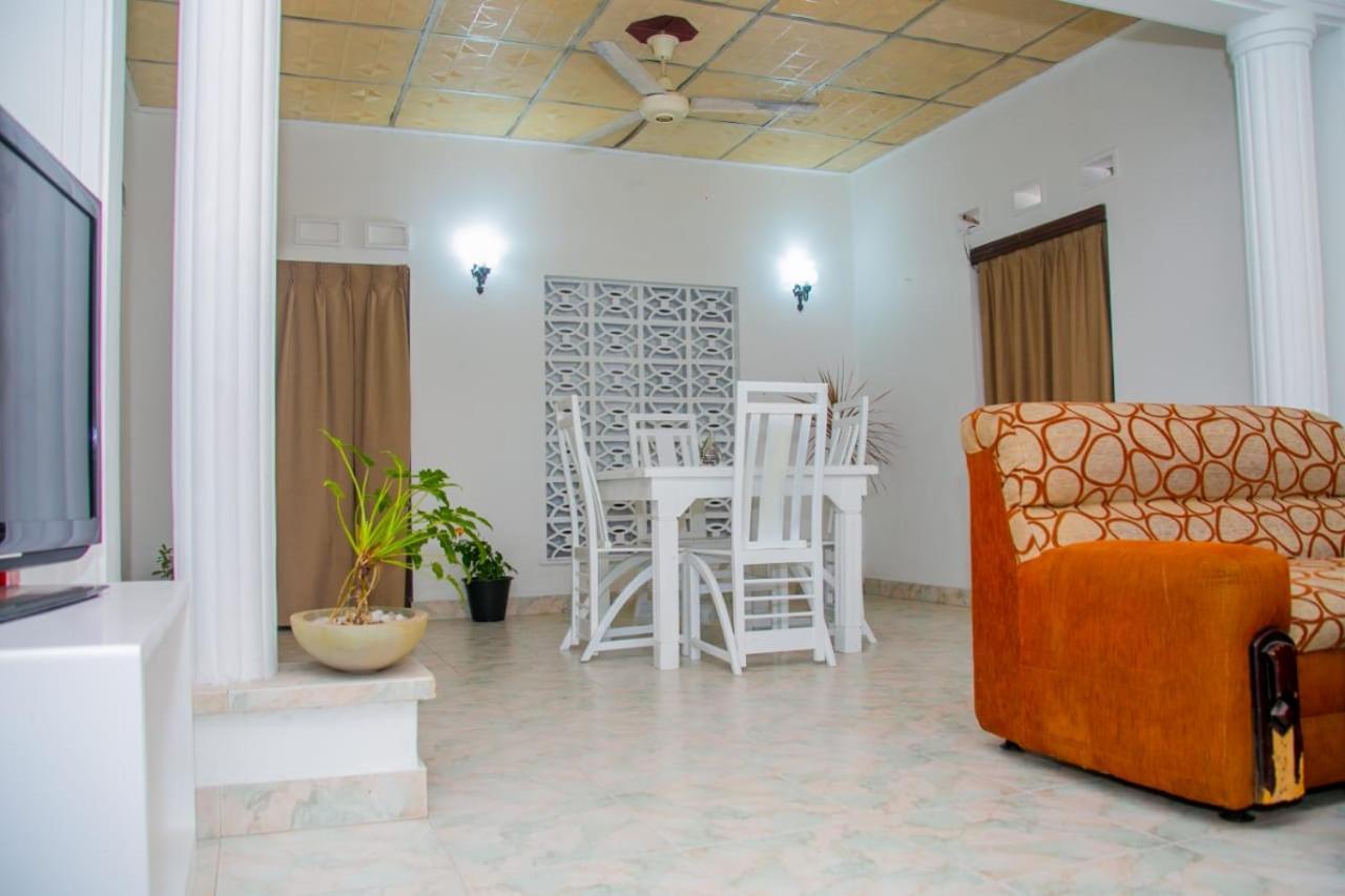 Niwahana Transit City Hotel Katunayaka Buitenkant foto
