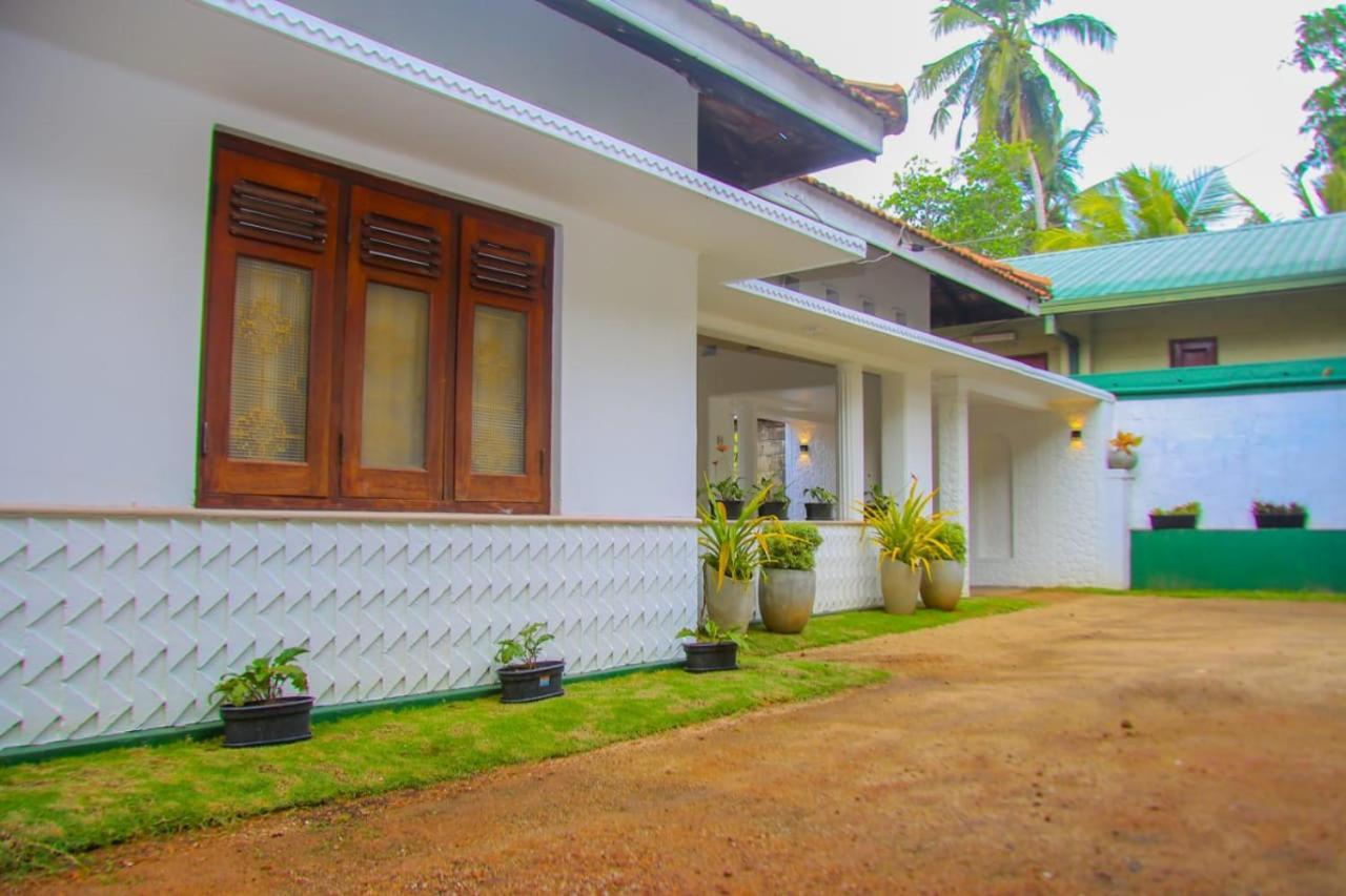 Niwahana Transit City Hotel Katunayaka Buitenkant foto