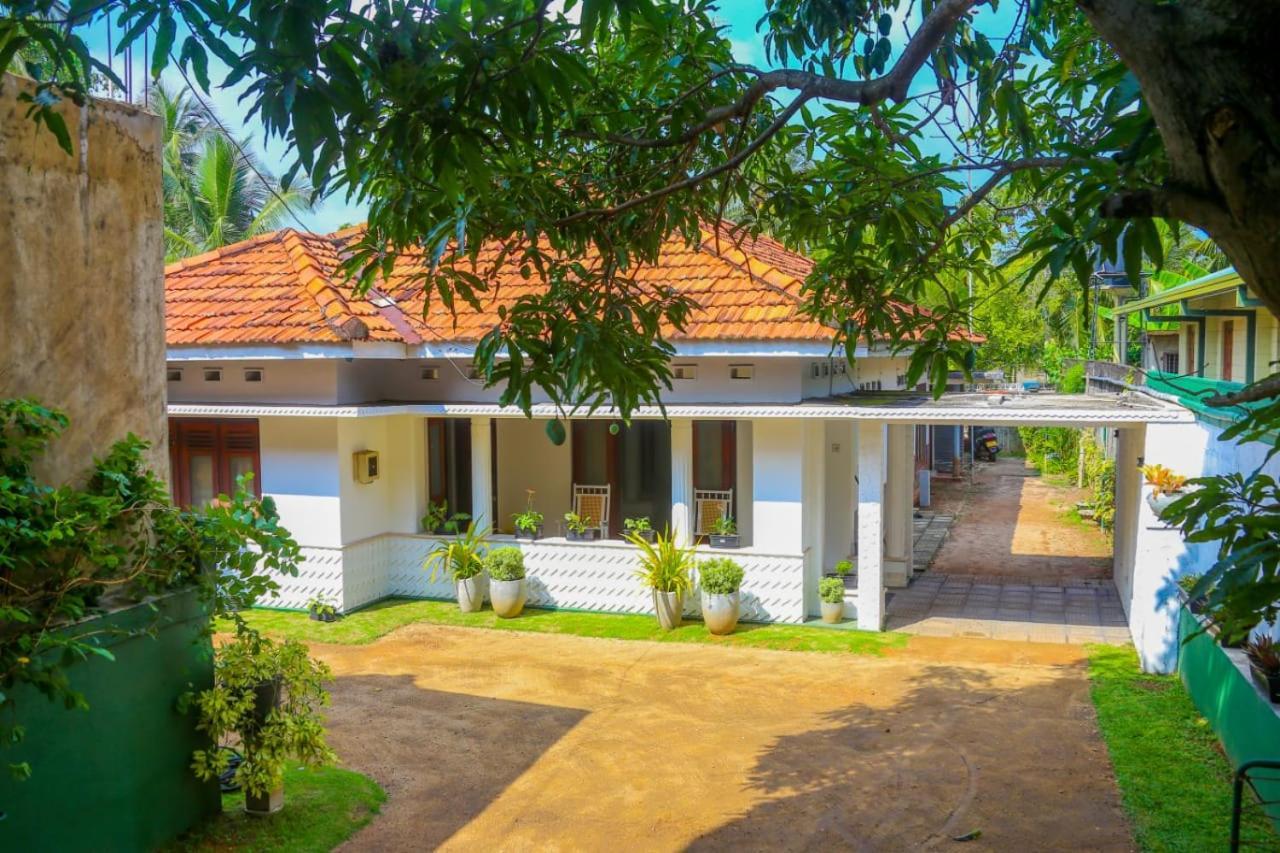 Niwahana Transit City Hotel Katunayaka Buitenkant foto