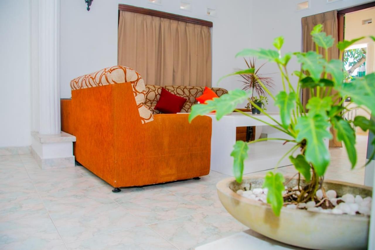 Niwahana Transit City Hotel Katunayaka Buitenkant foto