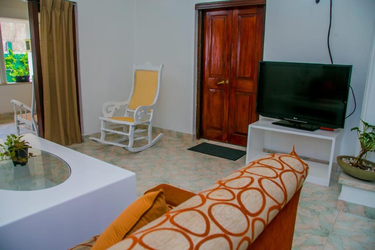 Niwahana Transit City Hotel Katunayaka Buitenkant foto