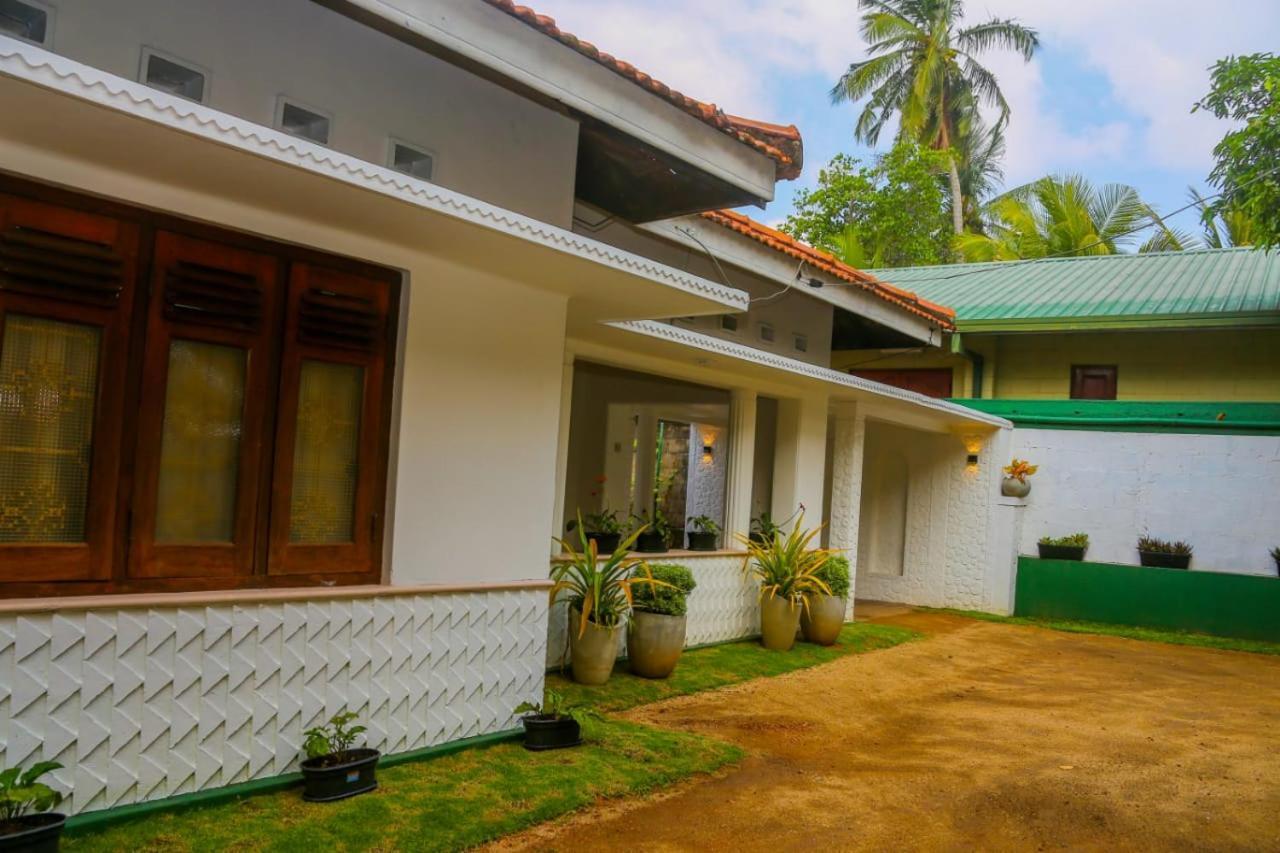 Niwahana Transit City Hotel Katunayaka Buitenkant foto