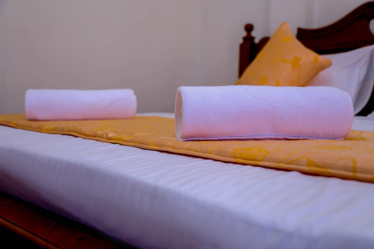 Niwahana Transit City Hotel Katunayaka Buitenkant foto