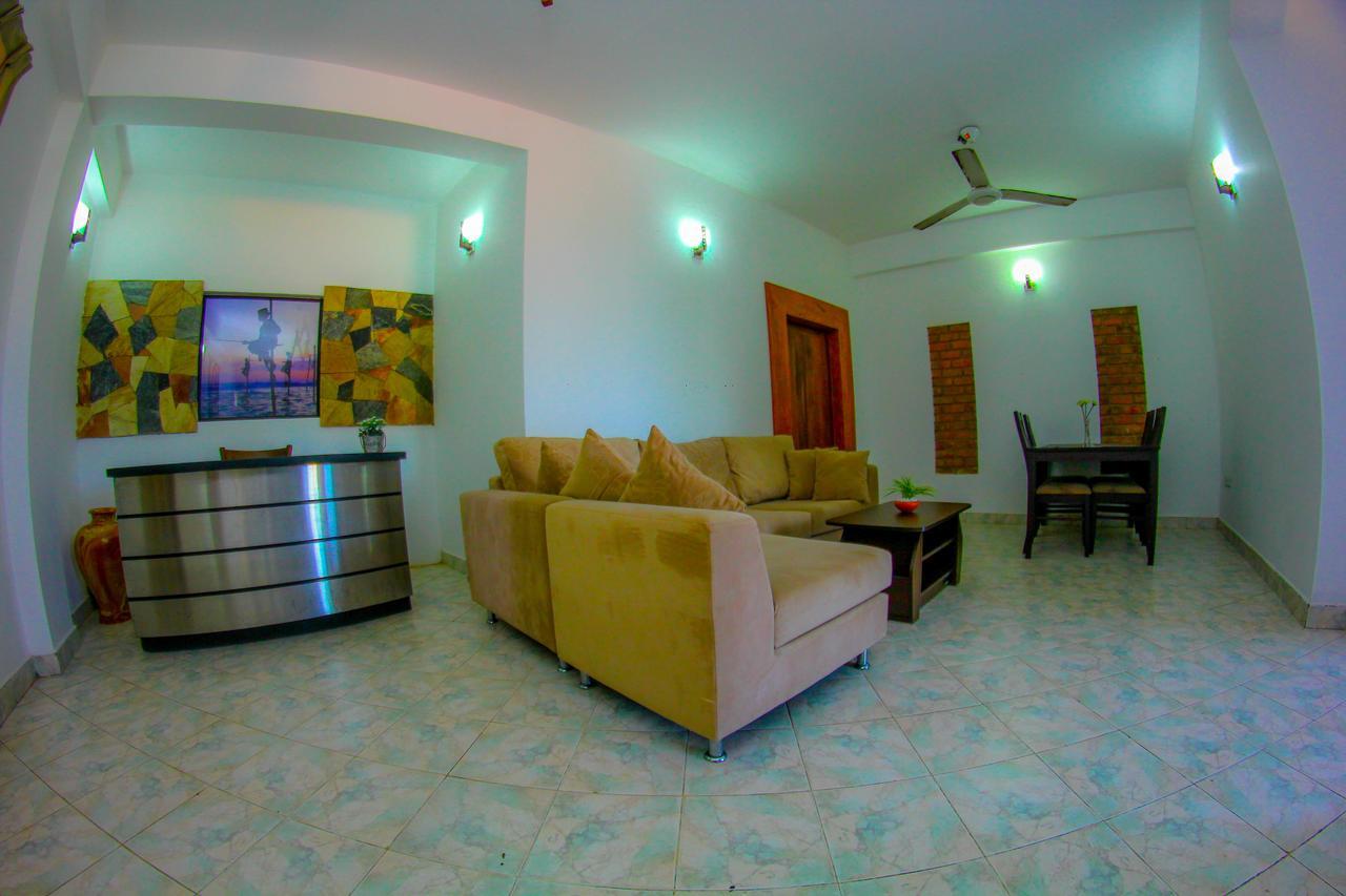 Niwahana Transit City Hotel Katunayaka Buitenkant foto