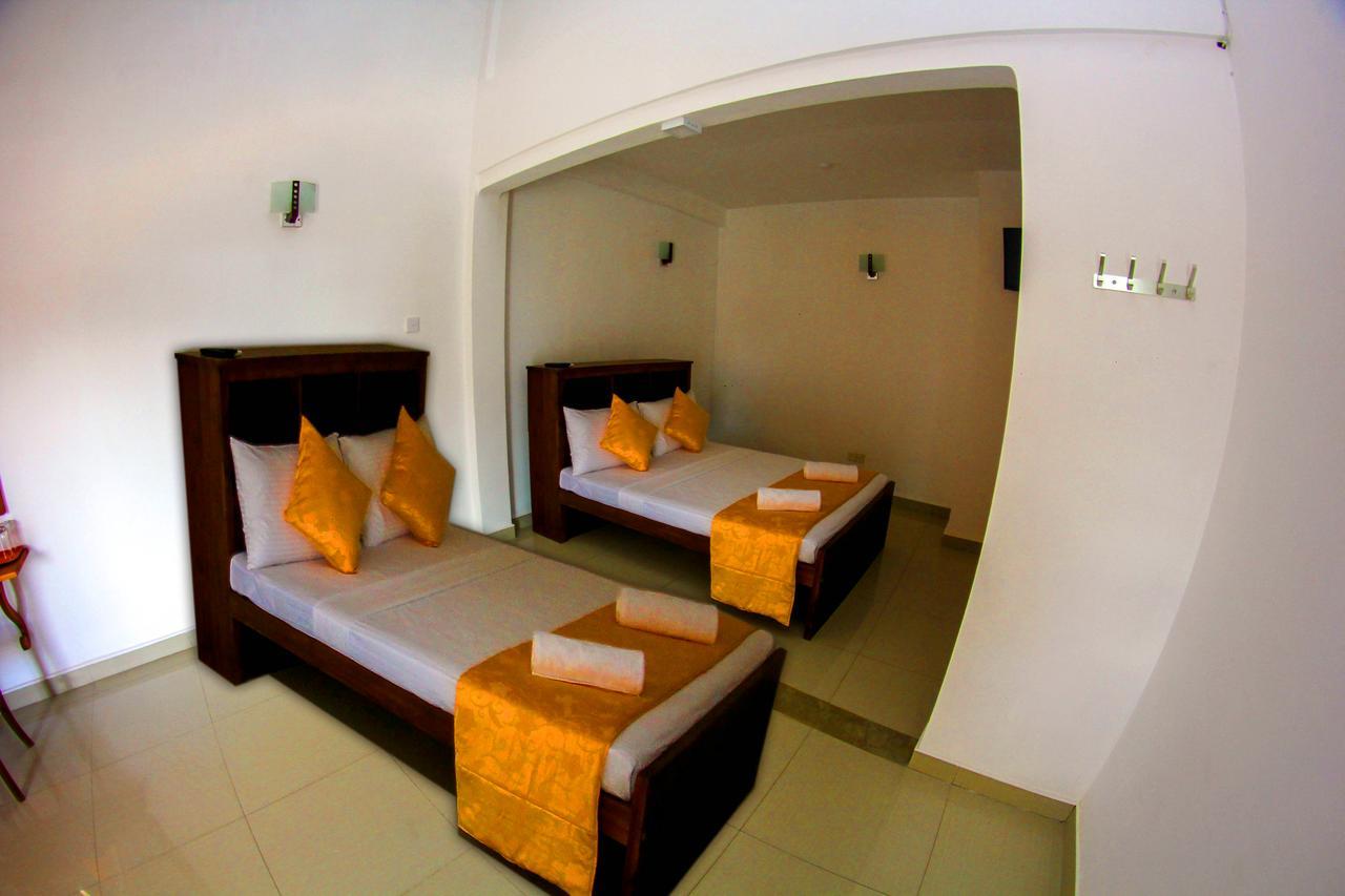 Niwahana Transit City Hotel Katunayaka Buitenkant foto