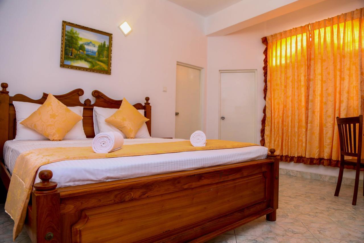 Niwahana Transit City Hotel Katunayaka Buitenkant foto