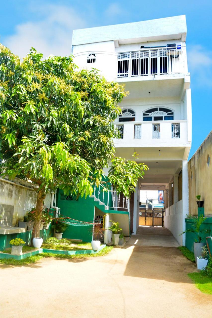 Niwahana Transit City Hotel Katunayaka Buitenkant foto